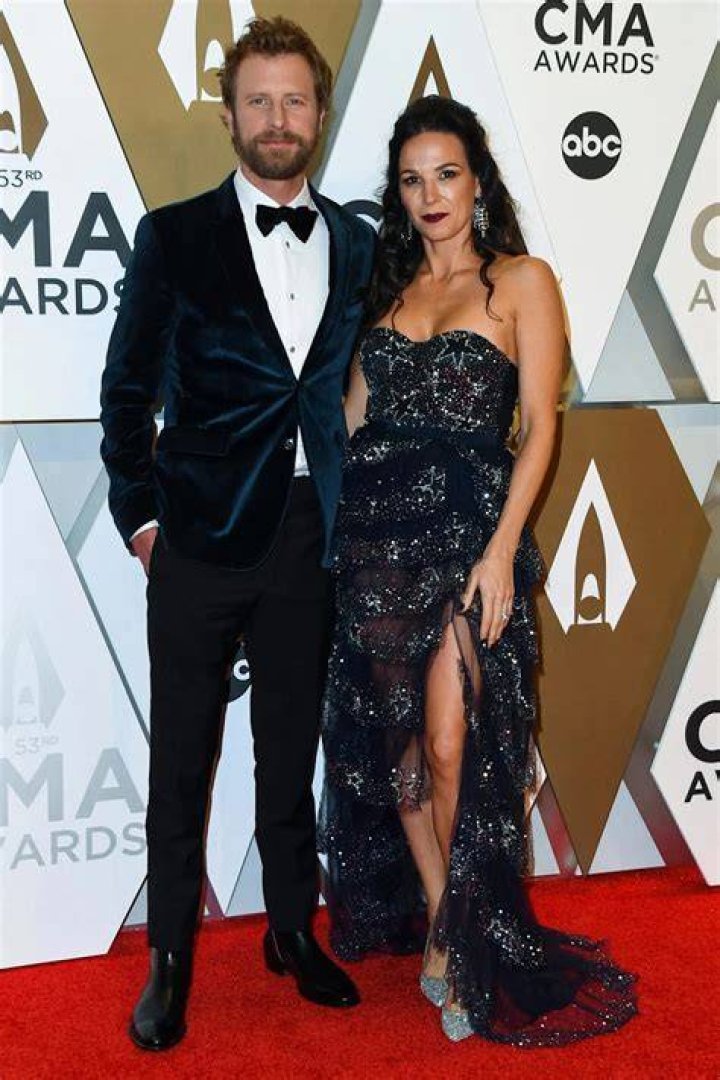 Dierks Bentley and his wife attend the 44th Annual CMA Awards at the Bridgestone Arena on November 10, 2010, in Nashville, Tennessee. | Source: Getty Images