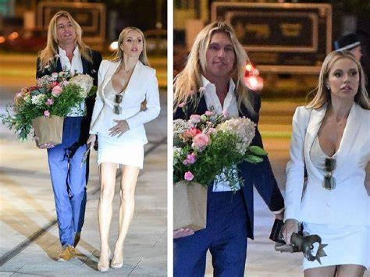 Doda i Max Hodges razem! Ale co ona ma na sobie? Jej sp&oacute;dnica niewiele zakrywa, a bluzka