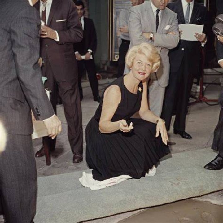Doris Day signing her name in cement on Hollywood Boulevard, Hollywood, on January 19, 1961 | Photo: Getty Images