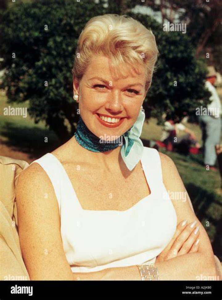 Doris Day, US actress and singer, smiling and wearing a yellow high-neck jacket, with a brooch on the right shoulder, in a studio portrait, circa 1965. | Photo: Getty Images