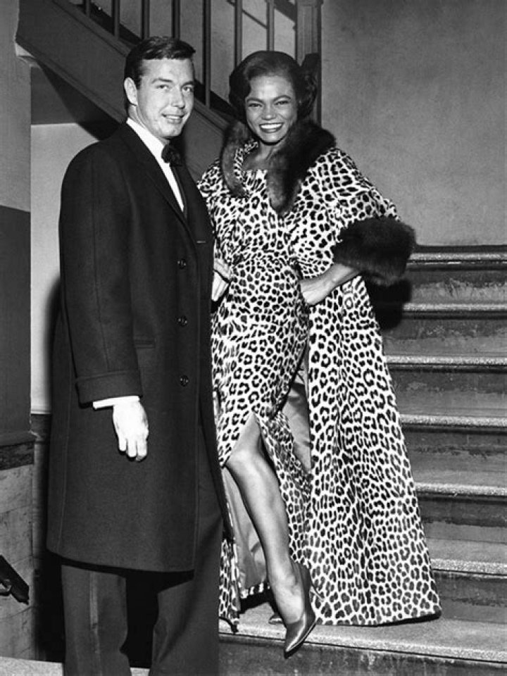 Eartha Kitt and William McDonald and their daughter leaving Cedars of Lebanon hospital on November 30, 1961. | Photo: Getty Images