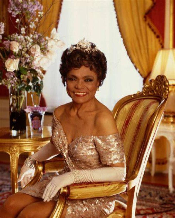 Eartha Kitt poses on Madison Avenue on October 24, 2007 in New York City. | Photo: Getty Images