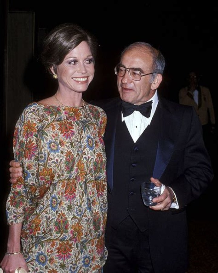 Ed Asner and Mary Tyler Moore pictured on "The Mary Tyler Moore Show," in 1971. | Photo: Getty Images