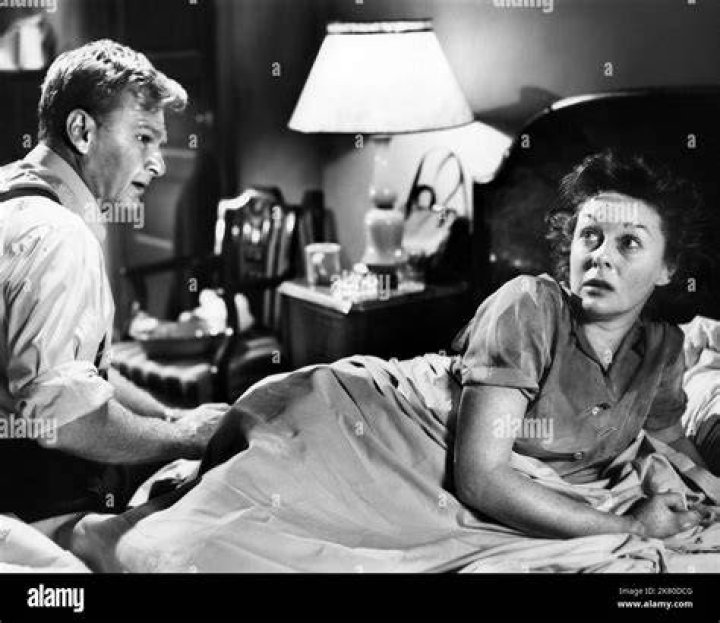 Eddie Albert as Burt McGuire and Susan Hayward as Lillian Roth in the 1955 film I'll Cry Tomorrow. | Source: Getty Images