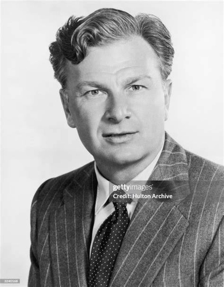Eddie Albert in a studio portrait, circa 1955. | Source: Getty Images