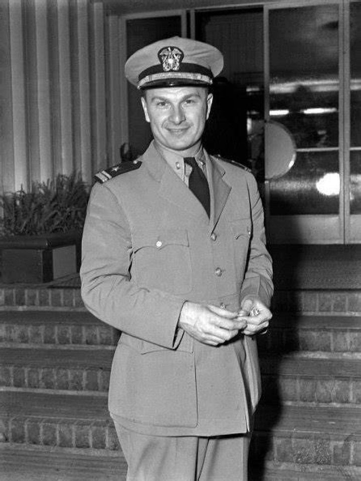 Eddie Albert poses in his lieutenant in the U.S. Naval Reserve uniform in Los Angeles, California. | Source: Getty Images