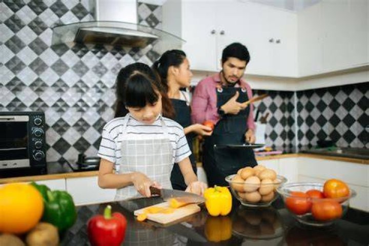 Family preparing food in the kitchen. | Photo: Pexels