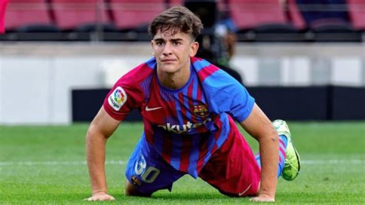 Gavi Barcelona star was given note by female fan during contract ceremony