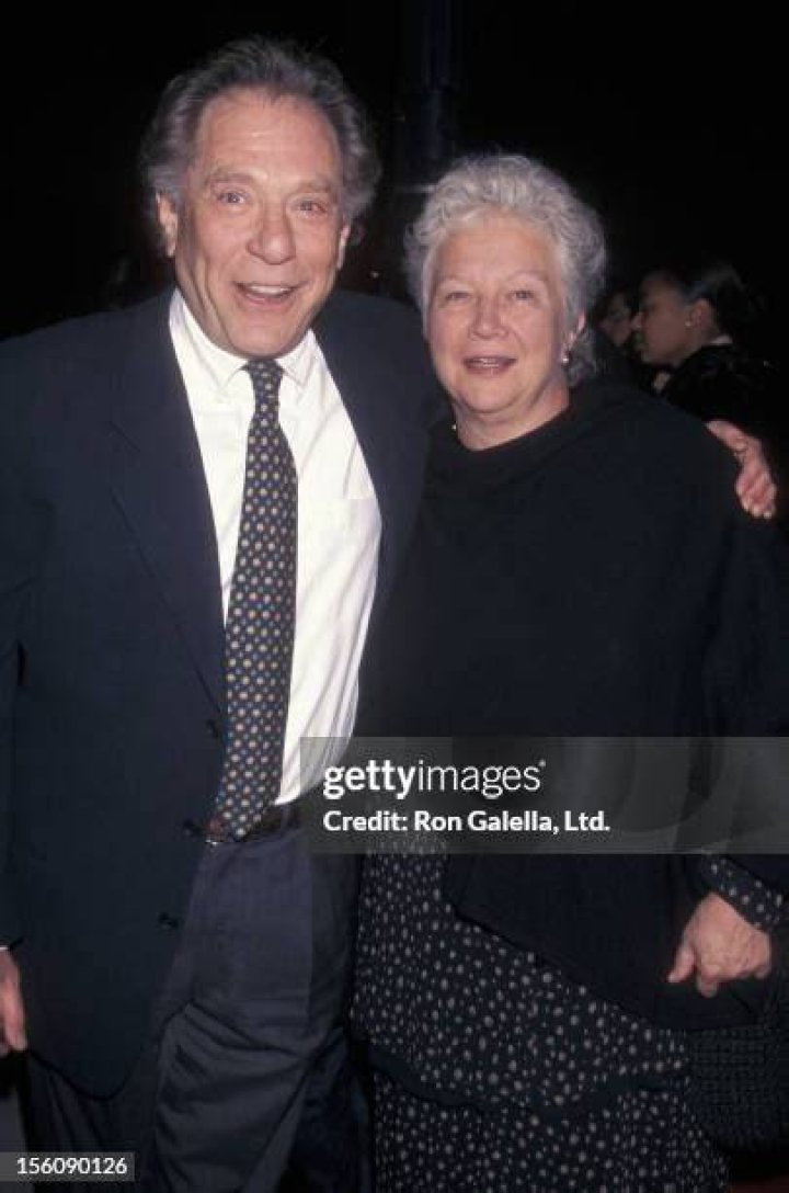 George Segal and wife Sonia Schultz Greenbaum at the Hollywood Walk of Fame on February 14, 2017 | Photo: Getty Images