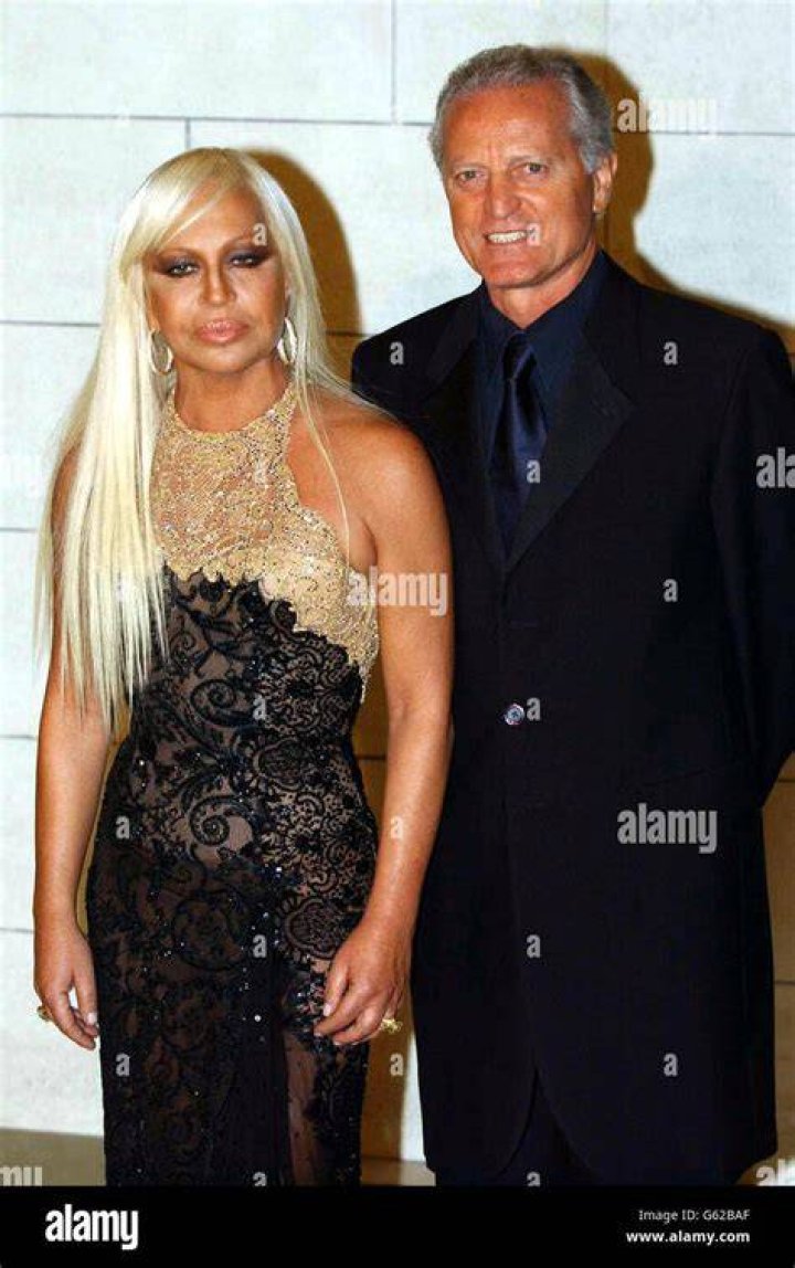 Gianni and Donatella Versace at a Versace fashion show in Paris on January 23, 1993 | Photo: Getty Images