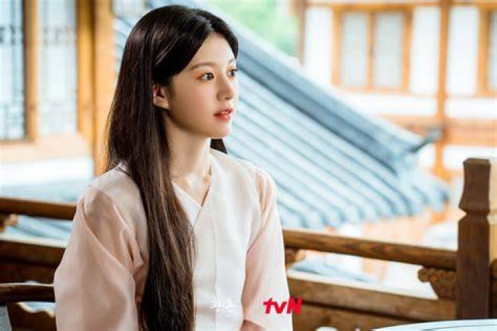 Go Youn Jung Shows off Her Close Friendship With Lee Jae Wook TrendRadars