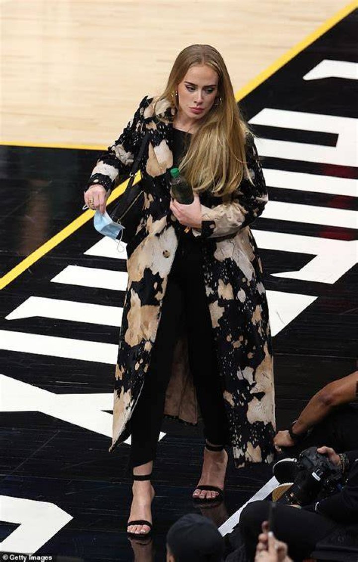 Gorgeous: Adele rocked a pair of black leggings that showcased her toned physique and teamed her figure-hugging bottoms with open-toe heels