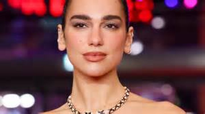 H Dua Lipa &mu;&epsilon; naked dress &sigma;&tau;&eta;&nu; &pi;&rho;&epsilon;&mu;&iota;έ&rho;&alpha; &tau;&eta;&sigmaf; &tau;&alpha;&iota;&nu;ί&alpha;&sigmaf; &laquo;Barbie&raquo;, &sigma;&tau;&omicron; &Lambda;&omicron;&sigmaf; Ά&nu;&tau;&zeta;&epsilon;&lambda;&epsilon;&sigmaf; BOVARY