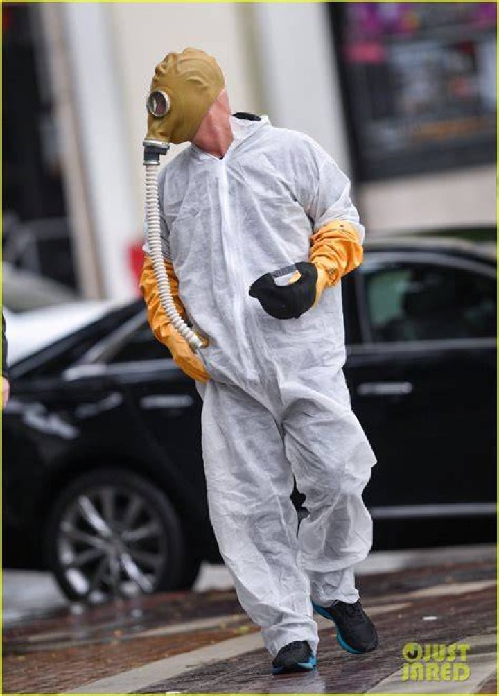 Howie Mandel wears a gas mask costume on March 10, 2020, in Los Angeles, California | Photo: PG/Bauer-Griffin/GC Images/Getty Images