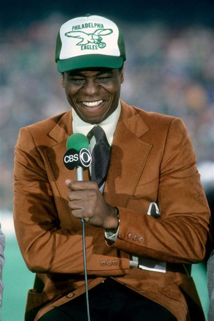 Irv Cross. a former NFL player, passed away at 81. 2021. | Photo: Getty Images