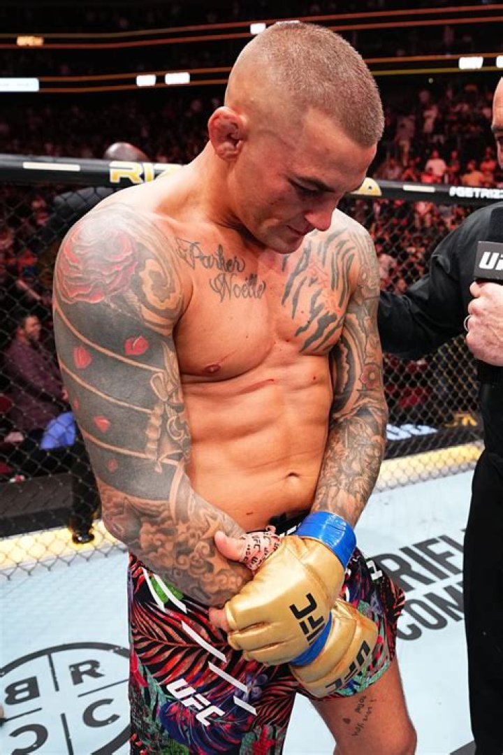 Is Dustin Poirier Left Handed?