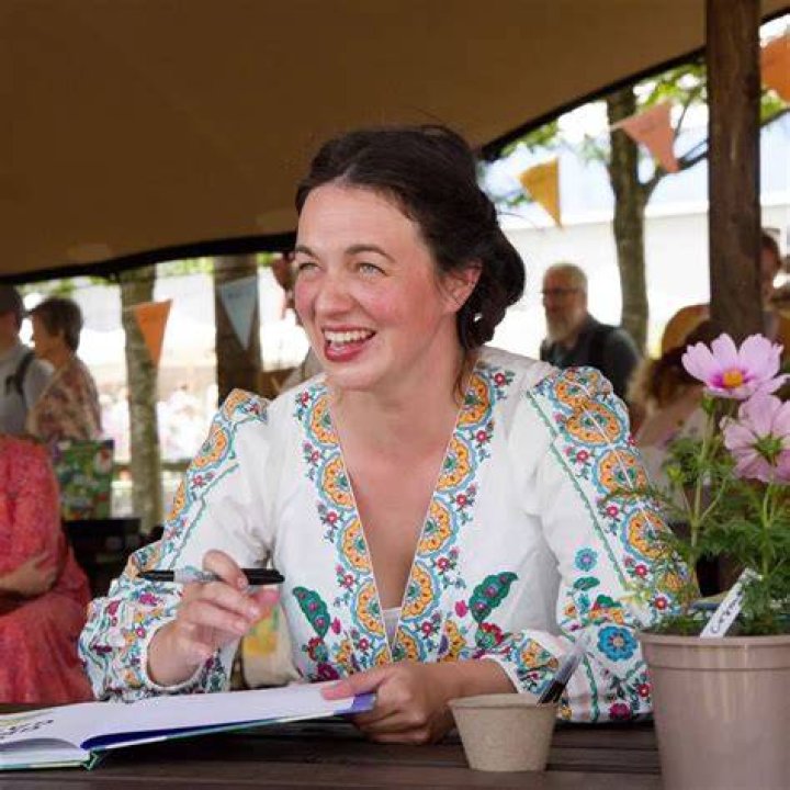 Is Frances Tophill Married Or Single