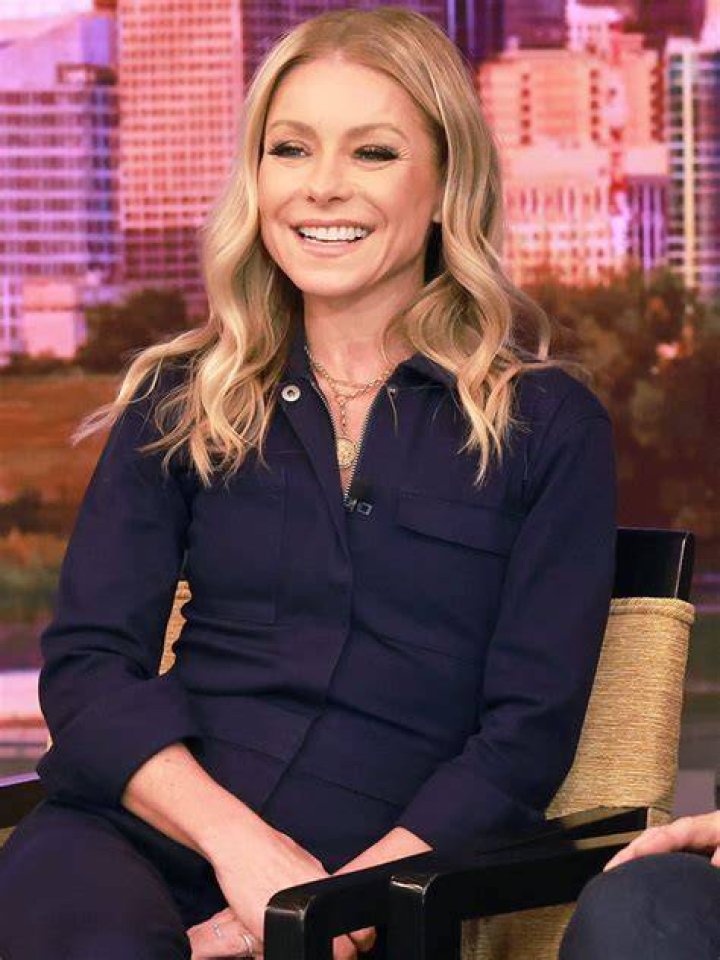 Is Kelly Ripa Leaving The Daytime Show Or Retiring? New haircut At The Oscar 2022 Explained