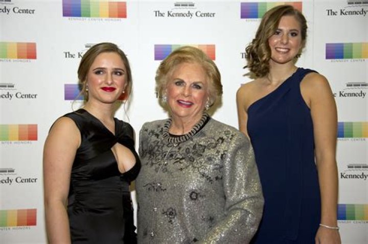 Jacqueline B. Mars and granddaughters Graysen Airth and Katherine Burgstahle rat the Artist's Dinner honoring the recipients of the 39th Annual Kennedy Center Honors in Washington, D.C. on December 3, 2016 | Photo: GettyImages