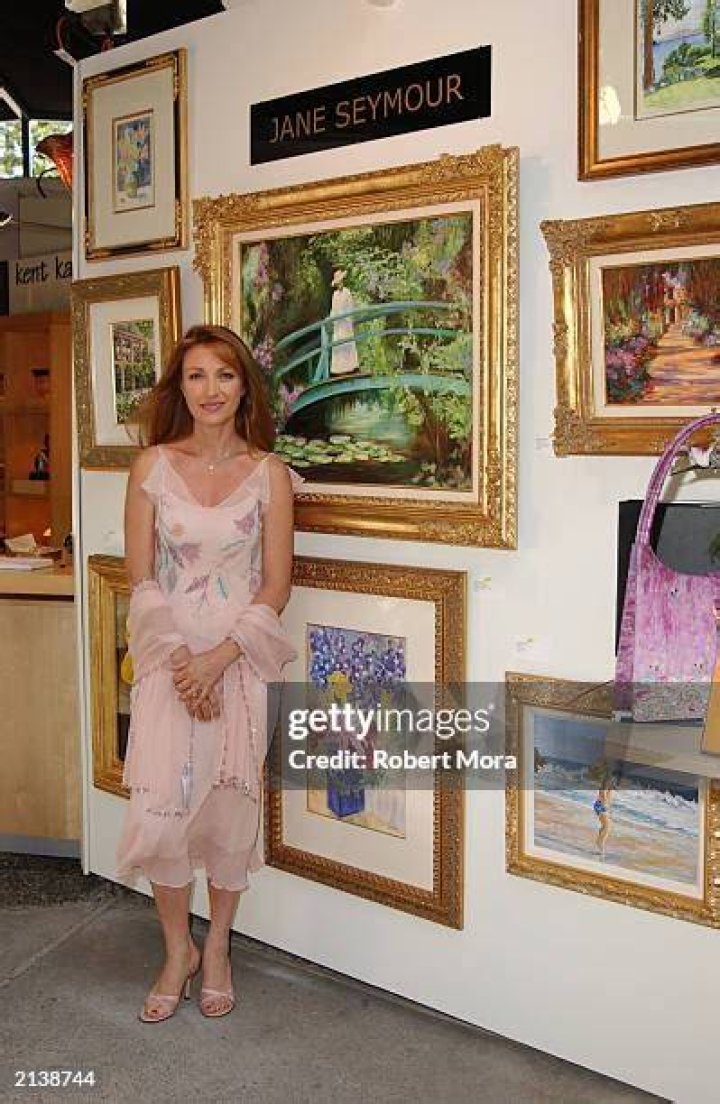 Jane Seymour in her art studio with her twin sons John and Christopher at her home on June 12, 2002. in Malibu, California | Photo: Getty Images