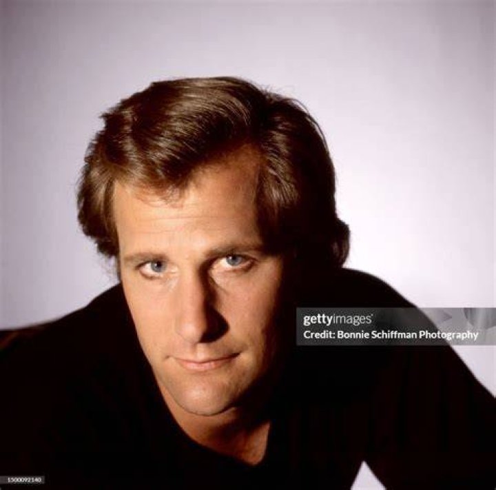 Jeff Daniels poses with the Outstanding Supporting Actor | Photo: Getty Images
