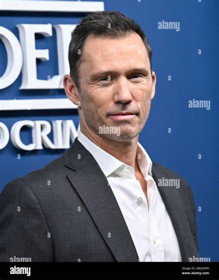 Jeffrey Donovan, star of the TV show "Burn Notice," visits U.S. Soldiers in Iraq. | Source: Wikimedia Commons