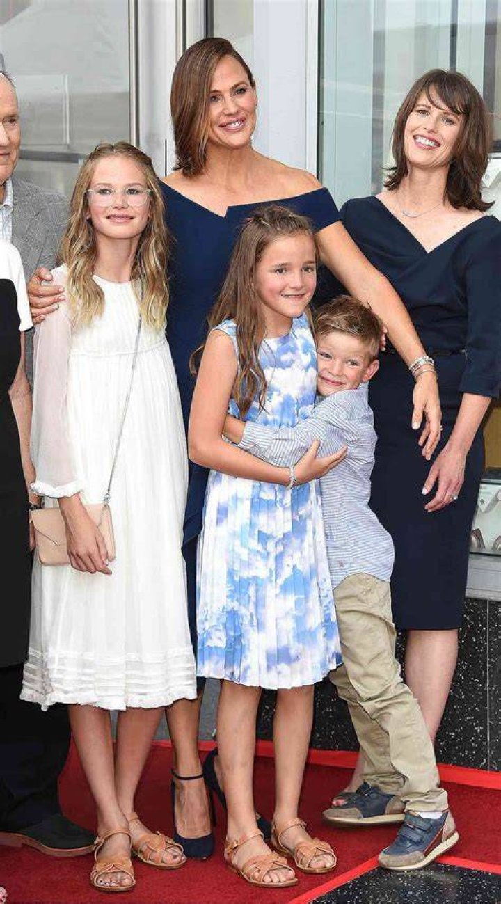Jennifer Garner with her daughters Seraphina Affleck and Violet Affleck on December 16, 2012, in Los Angeles, California | Source: Getty Images