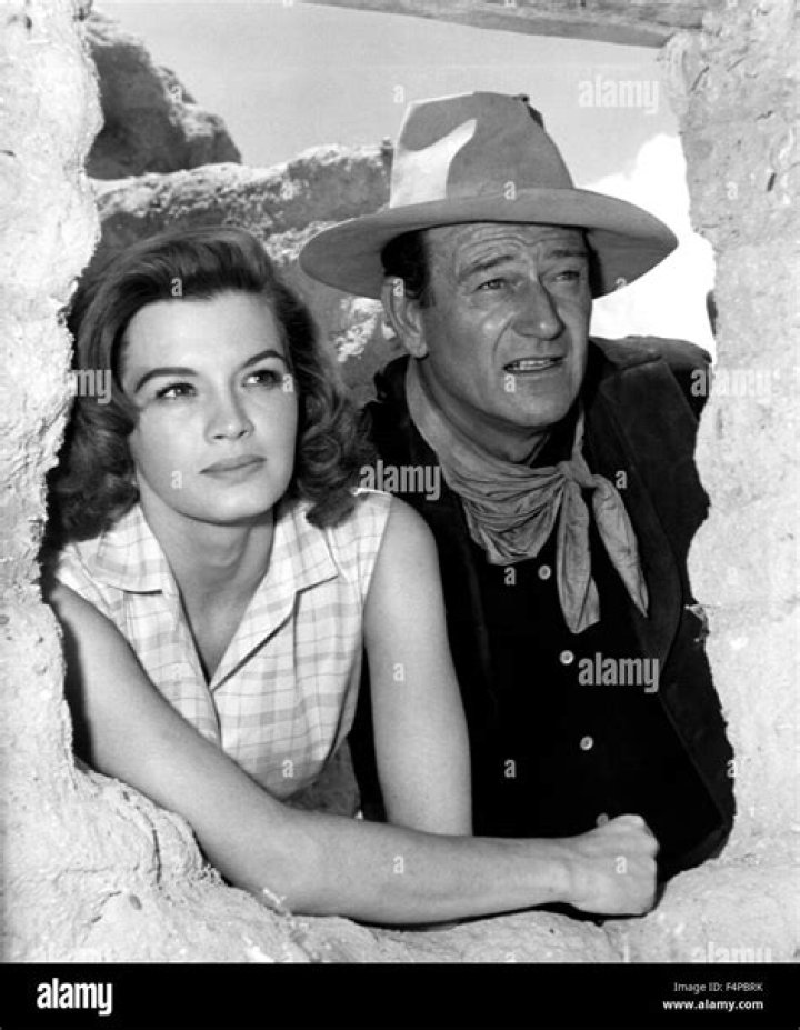 John Wayne and Angie Dickinson on the set of the movie "Rio Bravo" in 1959, in Tucson, Arizona. | Source: Michael Ochs Archives/Getty Images
