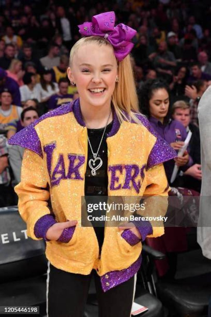 JoJo Siwa attends a basketball game between the Los Angeles Lakers and Phoenix Suns at Staples Center on February 10, 2020 in Los Angeles, California | Photo: Getty Images