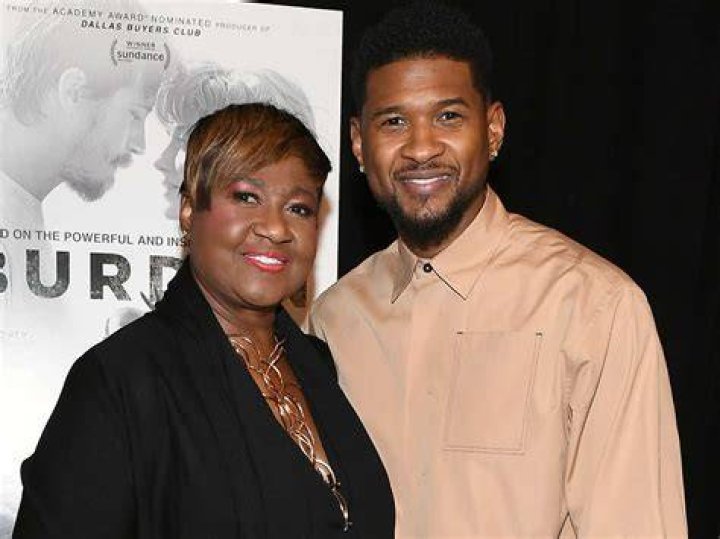 Jonnetta Patton and Usher posing for photos backstage at the U.I.C. Pavilion in Chicago, Illinois, in December 1994. | Source: Getty Images