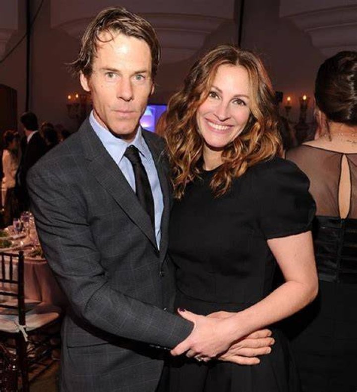 Julia Roberts with her boyfriend Benjamin Bratt on the set of his Show "Law And Order" in 1999 in New York City | Source: Getty Images