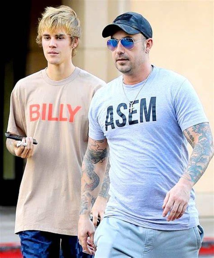 Justin Bieber and Jeremy Bieber seen exiting a building in Paris, France, on September 19, 2016. | Source: Getty Images
