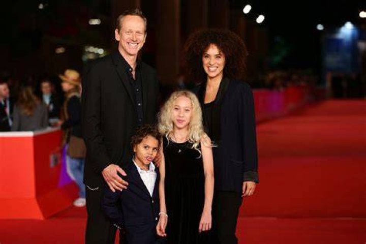 Karyn Parsons, and her family at a redcarpert event in 2012/ Getty Images