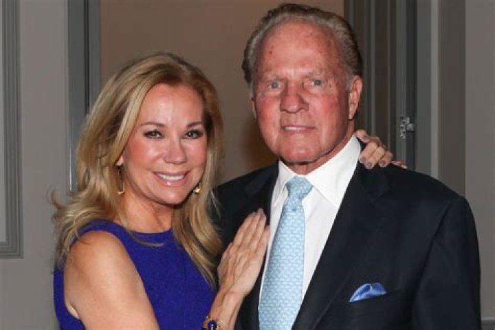Kathie Lee and Frank Gifford at the Westport Country Playhouse benefit dinner on October 14, 2004 | Photo: Getty Images