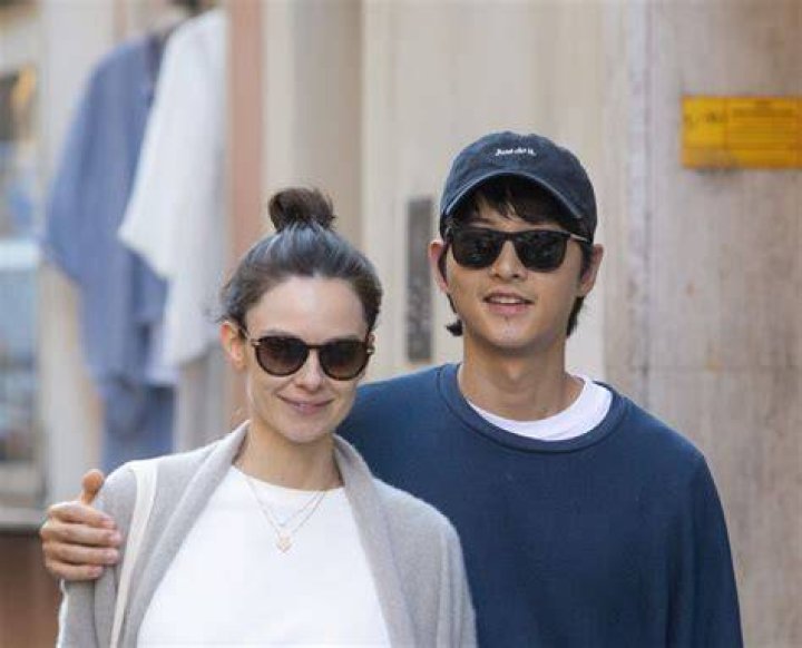 Katy Louise Saunders [Song Joong Ki's GF] Wiki, Bio, Age, Family, vita privata, fidanzato
