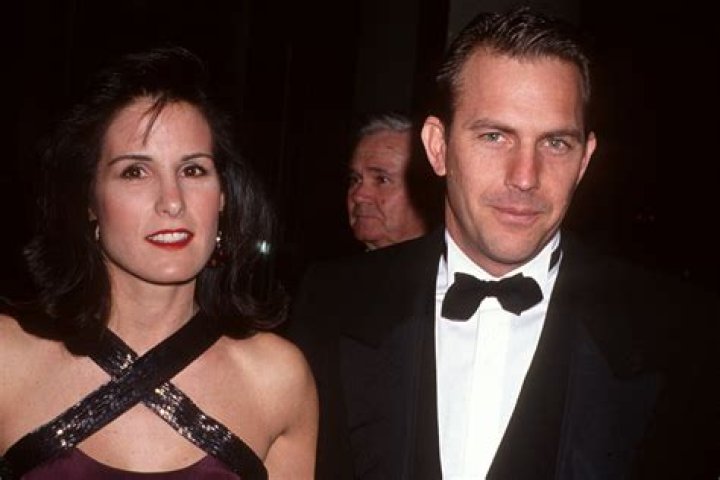 Kevin Costner and Cindy Silva with their kids at the Moscow Circus opening in 1990. | Source: Getty Images