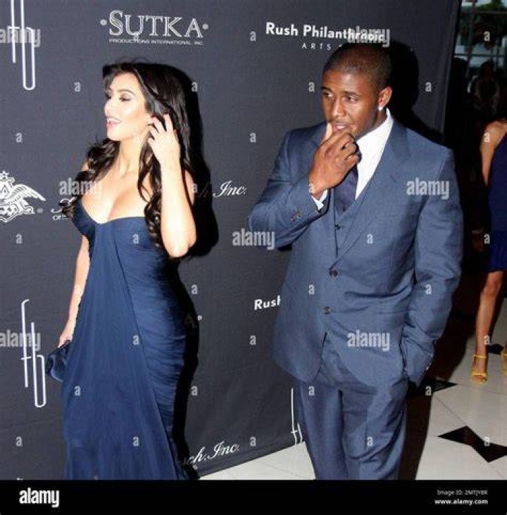 Kim and Reggie Bush were on-and-off from 2007 until 2010, as her fame rose on KWUTK. Despite a promising romance, they split because they weren't able to spend enough time together; seen in 2010
