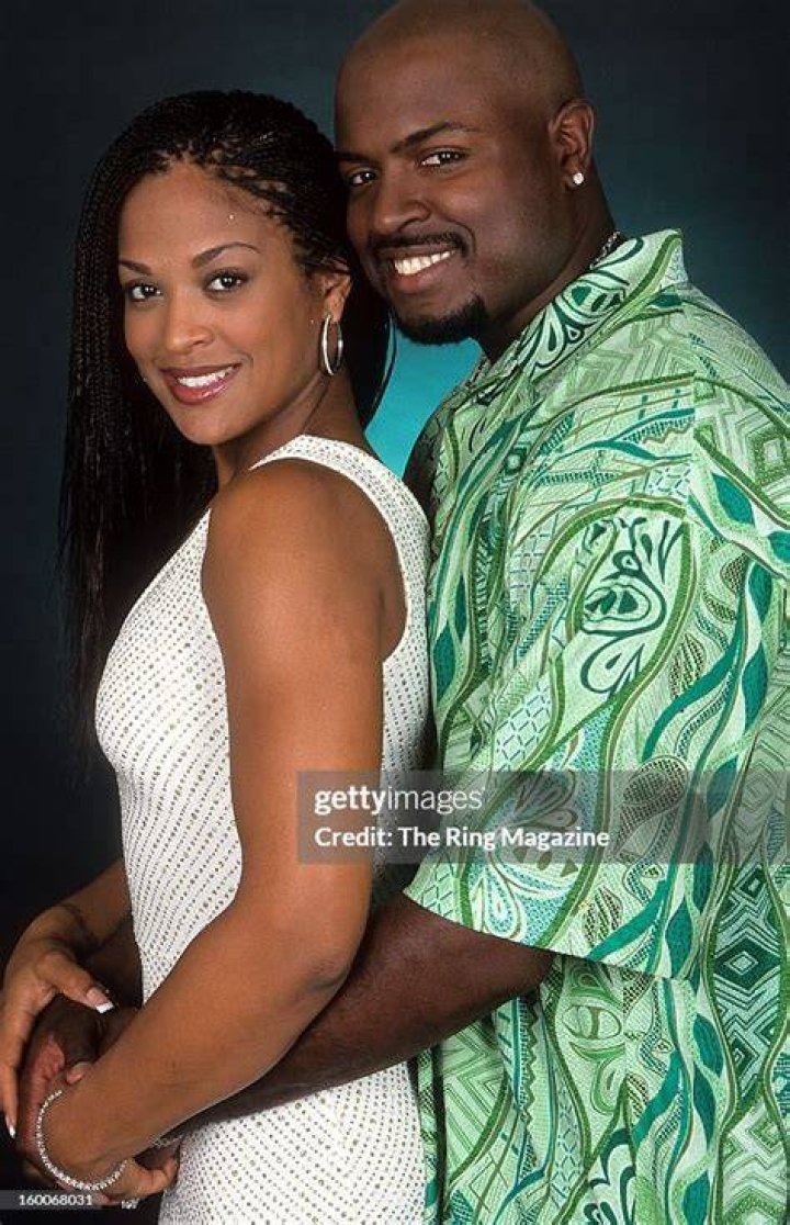 Laila Ali poses with her late father and former boxer, Muhammad Ali, after defeating Suzy Taylor at the Aladdin Casino on August 17, 2002. | Photo: Getty Images