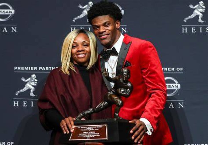 Lamar Jackson and his mother Felicia Jones pose during the Annual Heisman Trophy press conference on December 10, 2016 in New York City. | Source: Getty Images
