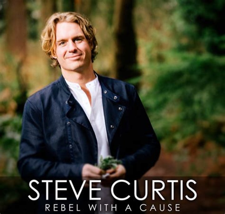 [Left] Picture of Steve Curtis Chapman; [Right] Picture of Steve Curtis Chapman's late daughter, Maria | Source: || 
