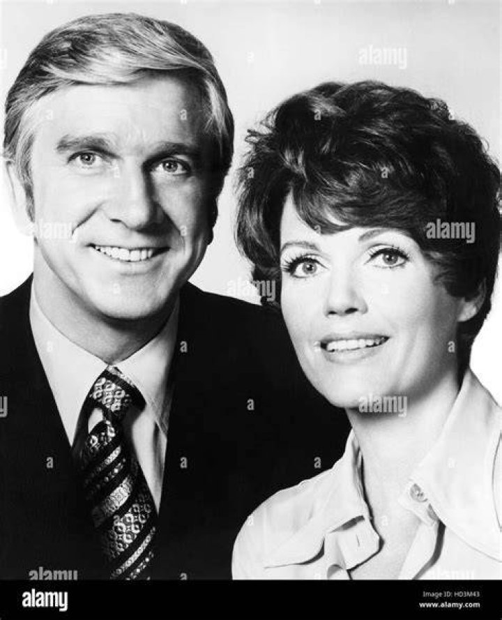 Leslie Nielsen & Elizabeth Allen in Bracken's World - publicity still | Photo: WikiMedia
