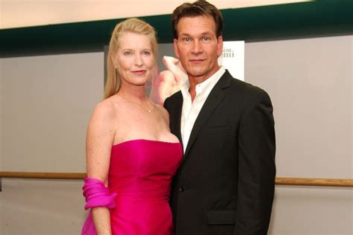Lisa Niemi (L) and actor Patrick Swayze speak onstage during the 9th annual Costume Designers Guild Awards held at the Beverly Wilshire Hotel on February 17, 2007 in Beverly Hills, California. | Photo: Getty Images