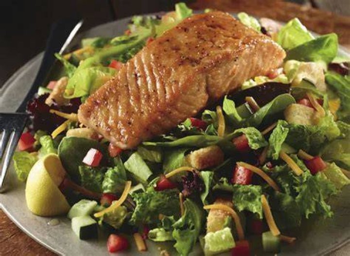 longhorn-steakhouse-salmon-salad