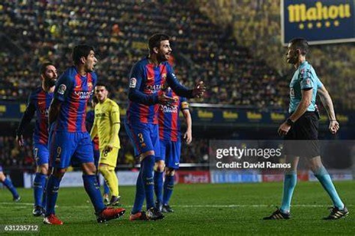Luis Suarez argues with Gerard Pique following Barcelona's defeat against Real Betis