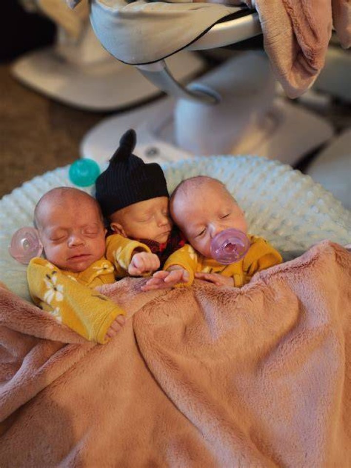Maisy approched the triplets after noticing they were always alone and barefoot. | Source: Pexels