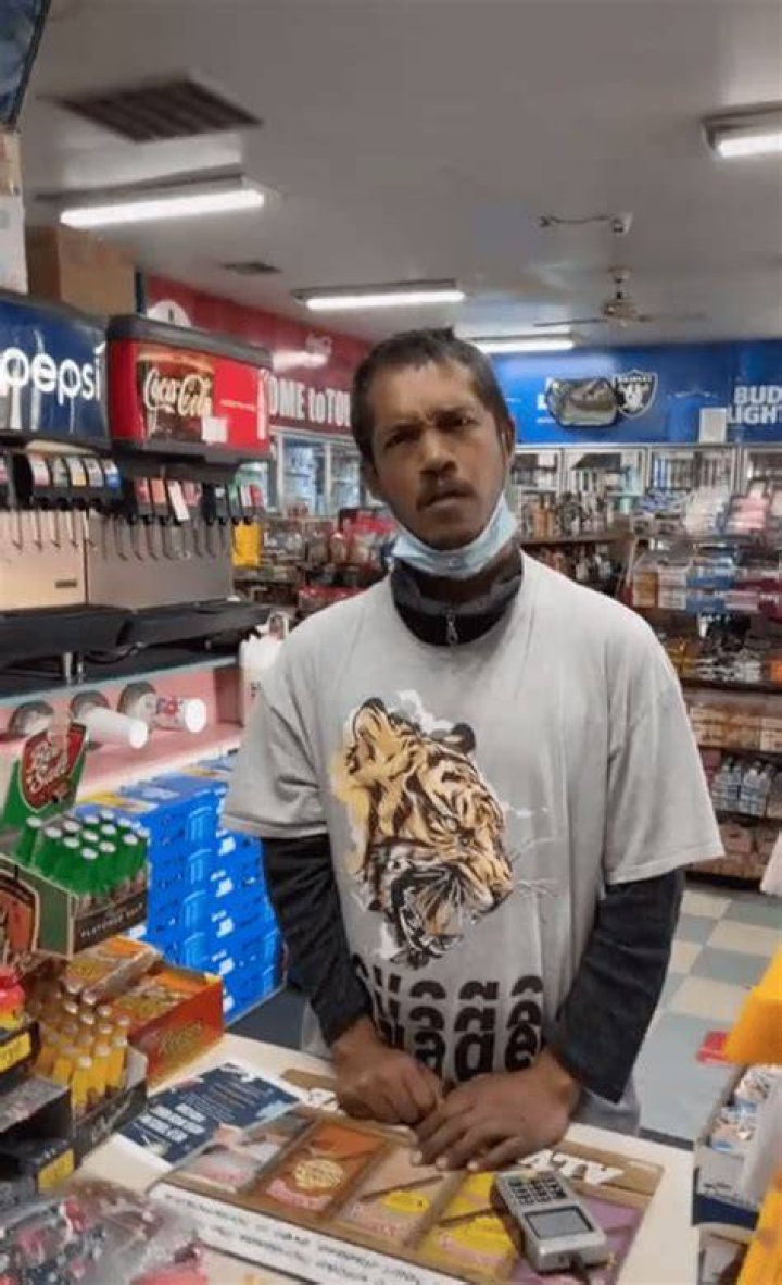 Man cannot believe cashier's kind gesture at the gas station | Photo: TikTok/@akramadinas