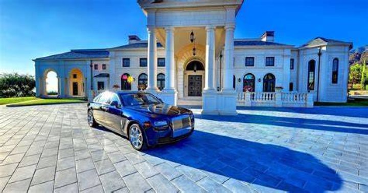 Mansion Car Wallpaper