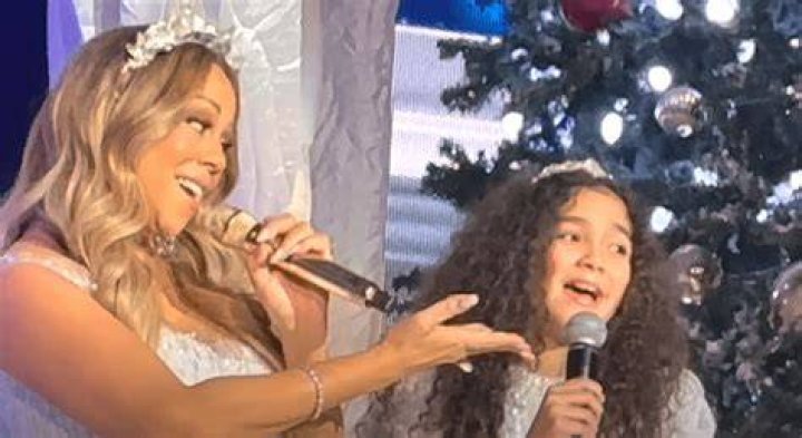 Mariah Carey singing with her daughter Monroe Cannon on December 9, 2022 in Ontario, Canada. | Source: On Wellness & Healing