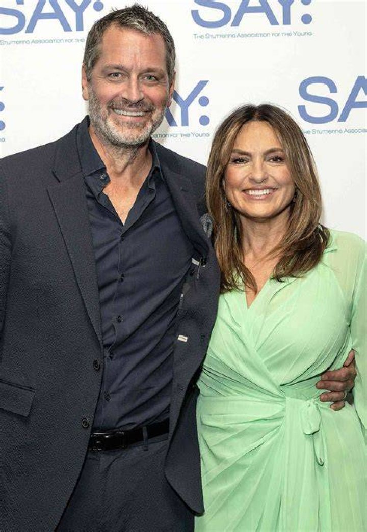 Mariska Hargitay poses with a photo of her mother Jayne Mansfield at the 7th Directors Guild of America Honors at the DGA Theater on October 16, 2008, in New York City | Source: Getty Images