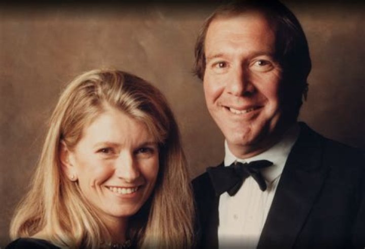 Martha and Andrew Stewart photographed outside their home in 1980. | Source: Getty Images